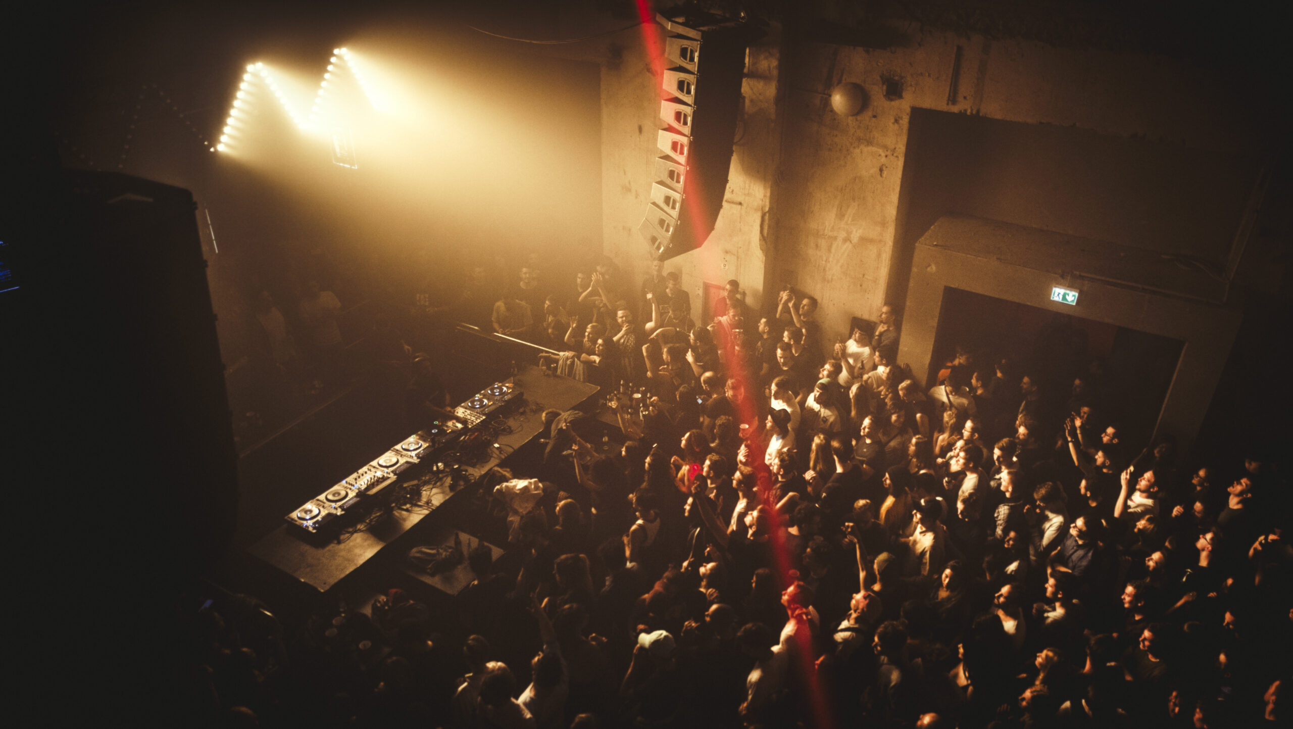 Rave im Mixed Munich Arts - Dj Booth und Soundsystem von Galerie aus betrachtet.