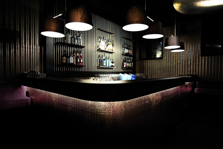 Hanoi Club in München - Bar mit Lichtelementen