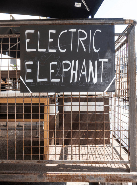 Schild am Eingang des Restaurants Electric Elephant im Areal des Mixed Munich Arts
