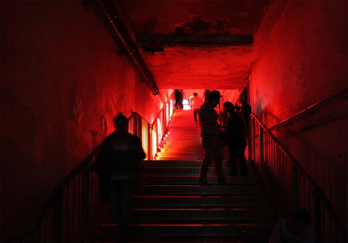 Rot beleuchtete Treppe MMA Club