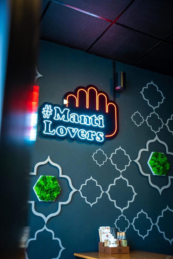 Leuchtreklame mit Logo Manti Lovers