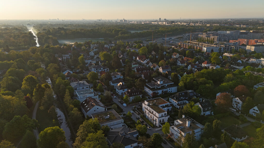Luftbildaufnahme - Morgenstimmung im Hintergrund Nymphenburger Kanal mit Schlosspark