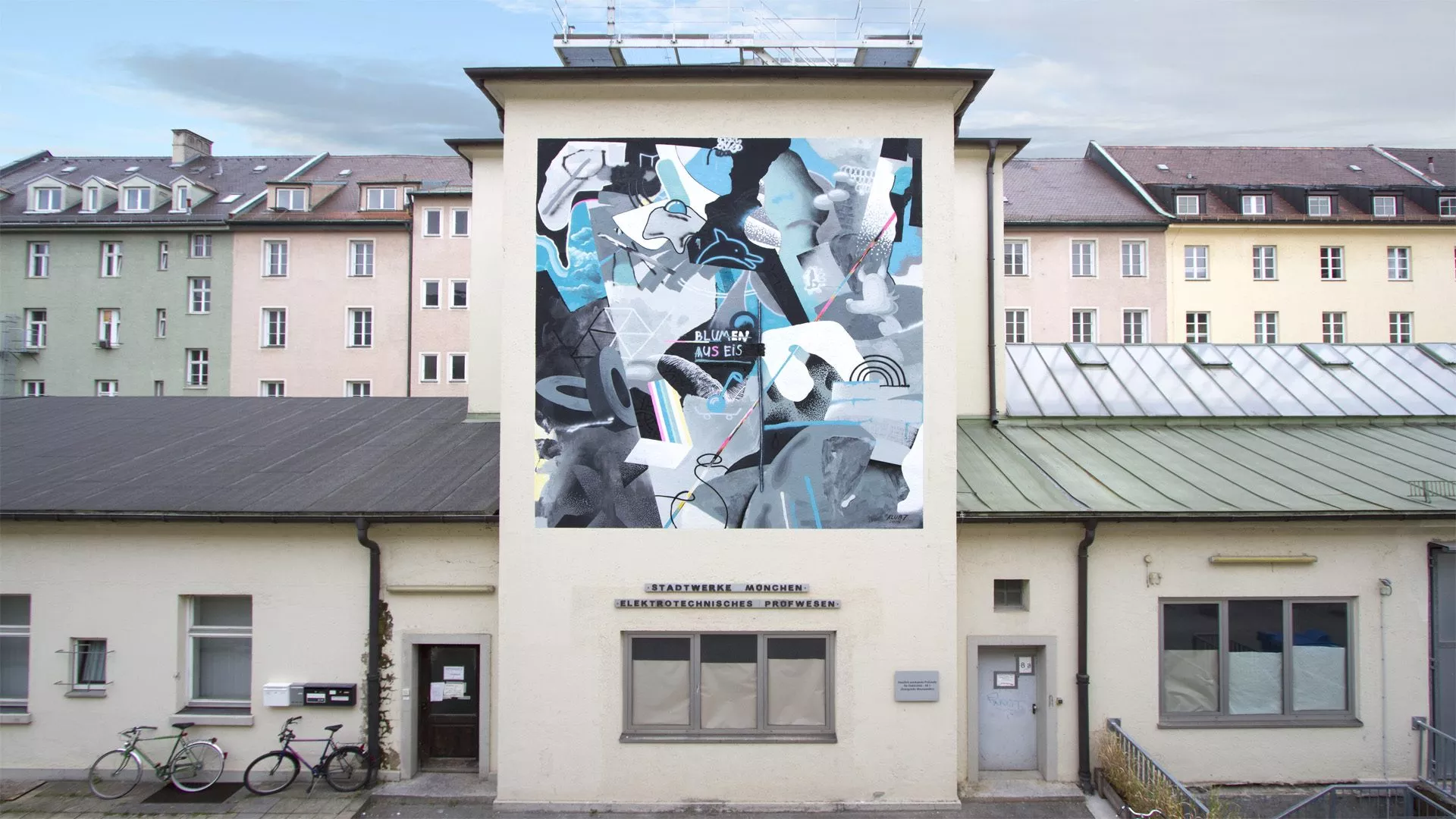 Großflächiges Mural des Künstlerkollektives "KLUB7" auf dem alten Kamingebäude im Innenhof des Mixed Munich Arts (MMA)